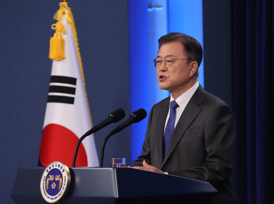 문재인 대통령이 10일 청와대 춘추관 대브리핑룸에서 취임 4주년 특별연설을 하고 있다.  연합뉴스